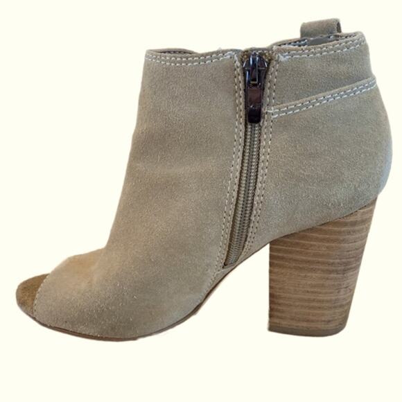 Marc fisher booties tan suede size 6 block chunky heels 3.5” side fringe - Picture 3 of 6